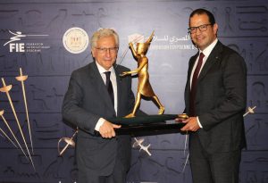 لحظة تسليم إيمانويل كاتسياداكيس هدية تذكارية