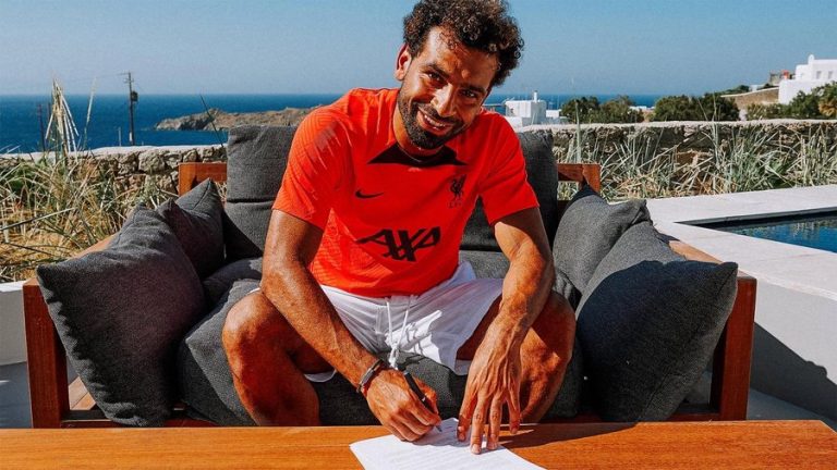 محمد صلاح يجدد عقده مع ليفربول