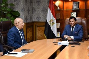 وزير الشباب والرياضة مع رئيس الاتحاد المصري للكاراتيه