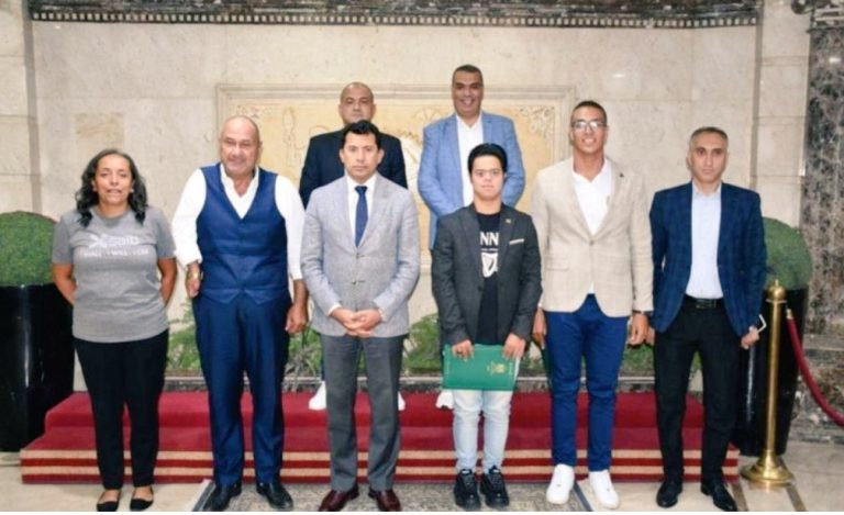 وزير الشباب والرياضة يُكرم البعثة المصرية بعد تحدي عبور المانش