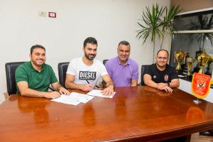 أسامة الجزيري لاعب يد الأهلي ينتقل إلى العربي الكويتي