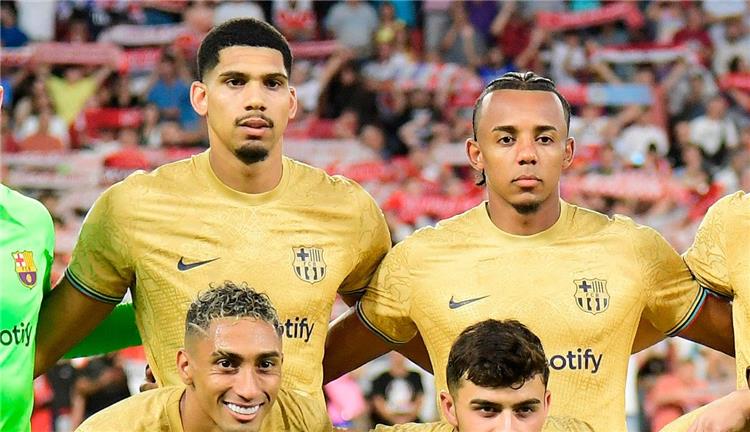 من المتوقع أن يغيب مدافعا برشلونة عن الفريق من ثلاثة إلى أربعة أسابيع